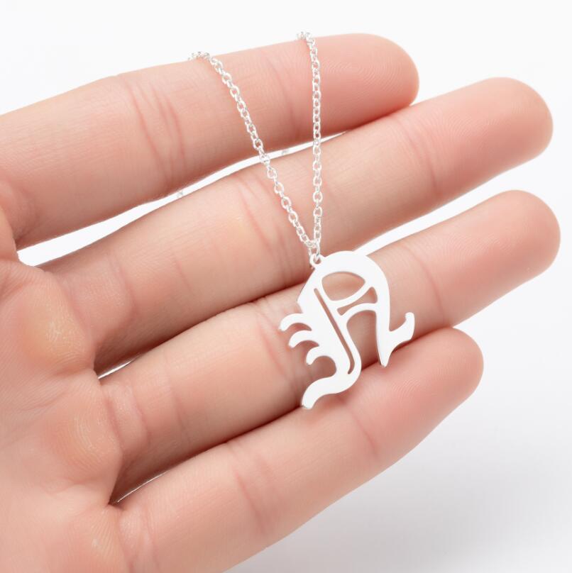 Collana con ciondolo a lettera alfabeto minimalista in acciaio inossidabile da donna