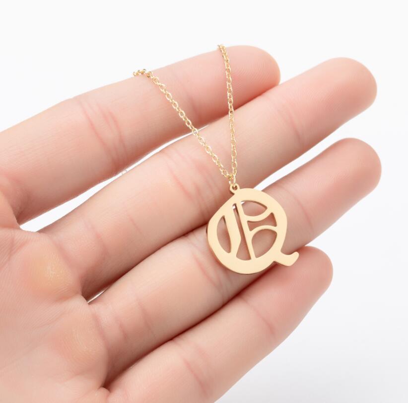 Collana con ciondolo a lettera alfabeto minimalista in acciaio inossidabile da donna