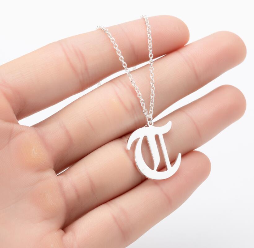 Collana con ciondolo a lettera alfabeto minimalista in acciaio inossidabile da donna