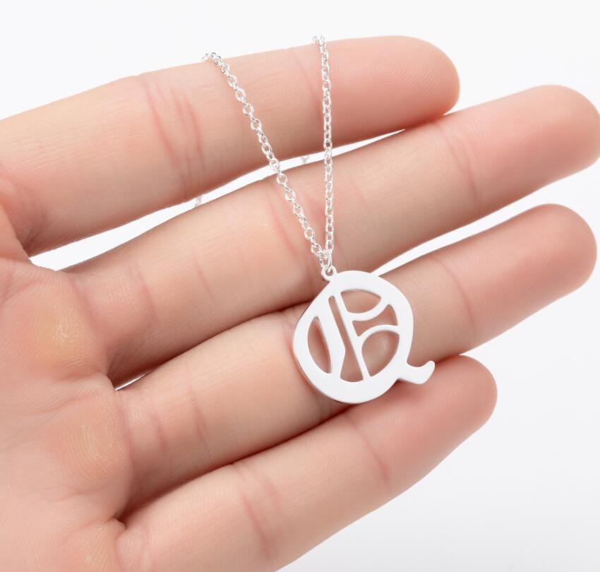 Collana con ciondolo a lettera alfabeto minimalista in acciaio inossidabile da donna