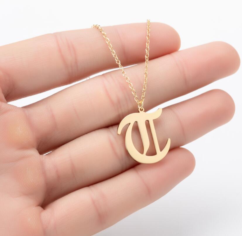 Collana con ciondolo a lettera alfabeto minimalista in acciaio inossidabile da donna