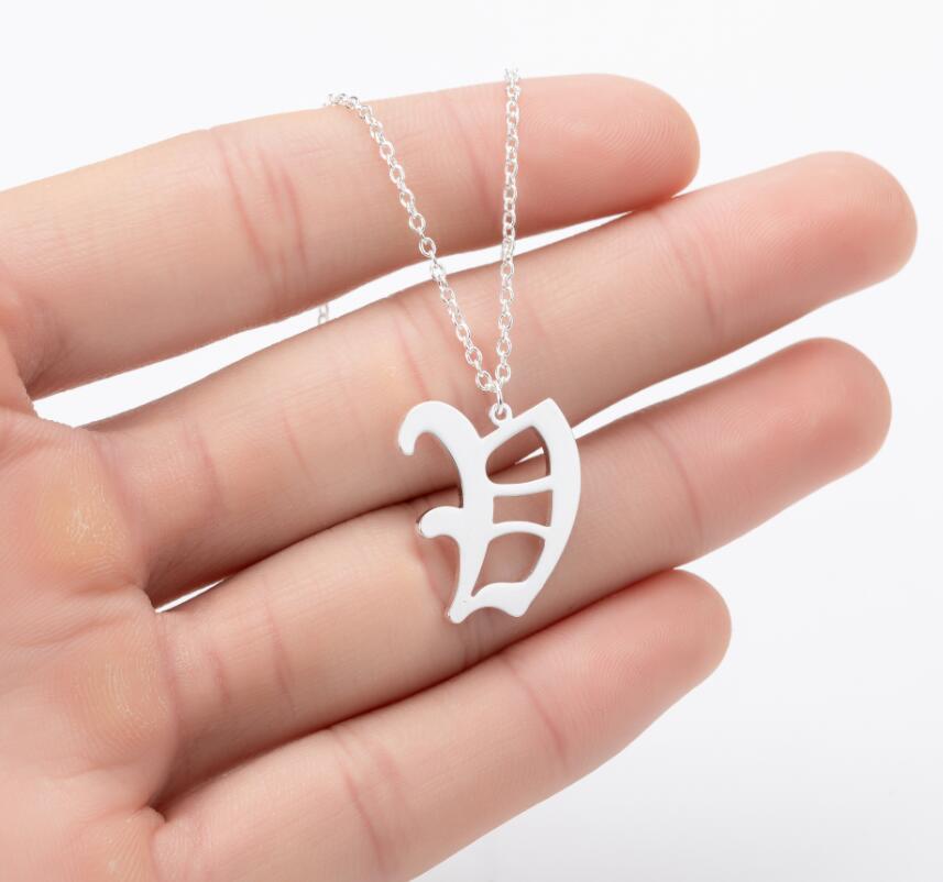 Collana con ciondolo a lettera alfabeto minimalista in acciaio inossidabile da donna