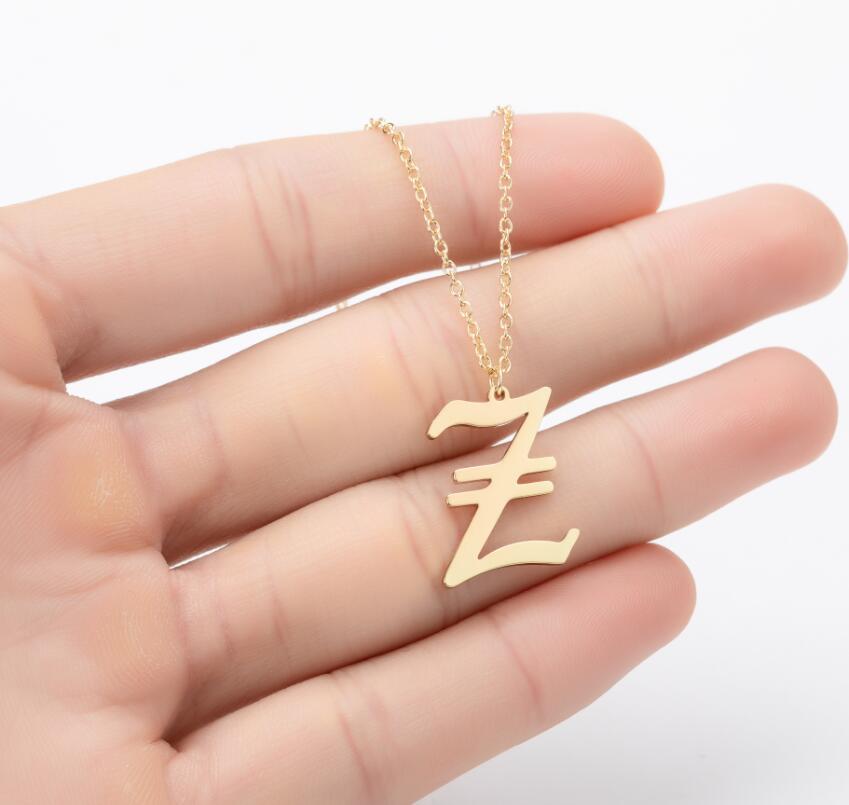 Collana con ciondolo a lettera alfabeto minimalista in acciaio inossidabile da donna