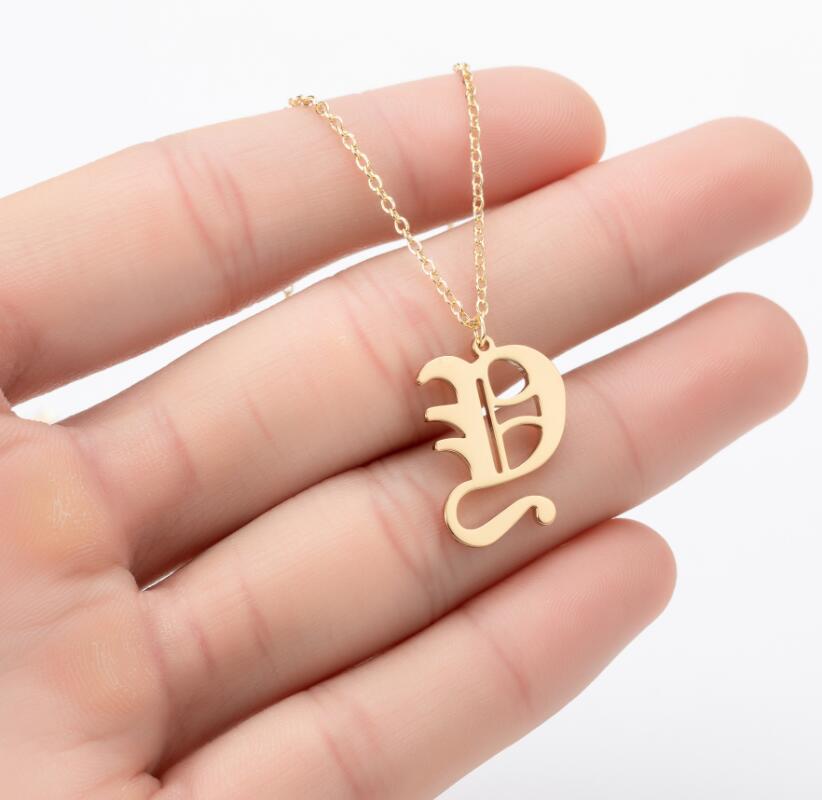 Collana con ciondolo a lettera alfabeto minimalista in acciaio inossidabile da donna