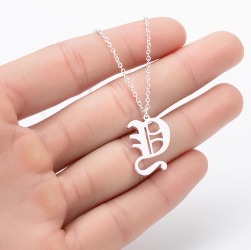 Collana con ciondolo a lettera alfabeto minimalista in acciaio inossidabile da donna