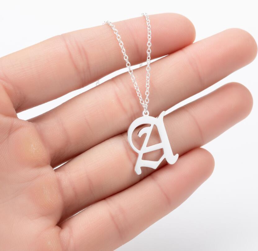 Collana con ciondolo a lettera alfabeto minimalista in acciaio inossidabile da donna