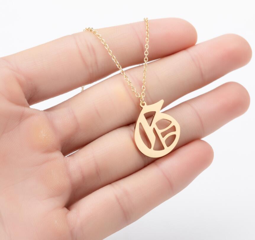 Collana con ciondolo a lettera alfabeto minimalista in acciaio inossidabile da donna