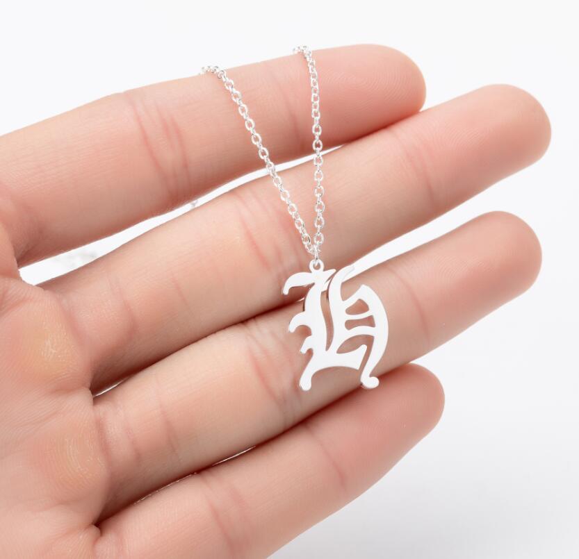 Collana con ciondolo a lettera alfabeto minimalista in acciaio inossidabile da donna