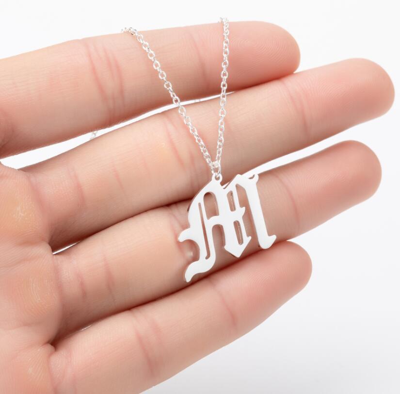 Collana con ciondolo a lettera alfabeto minimalista in acciaio inossidabile da donna