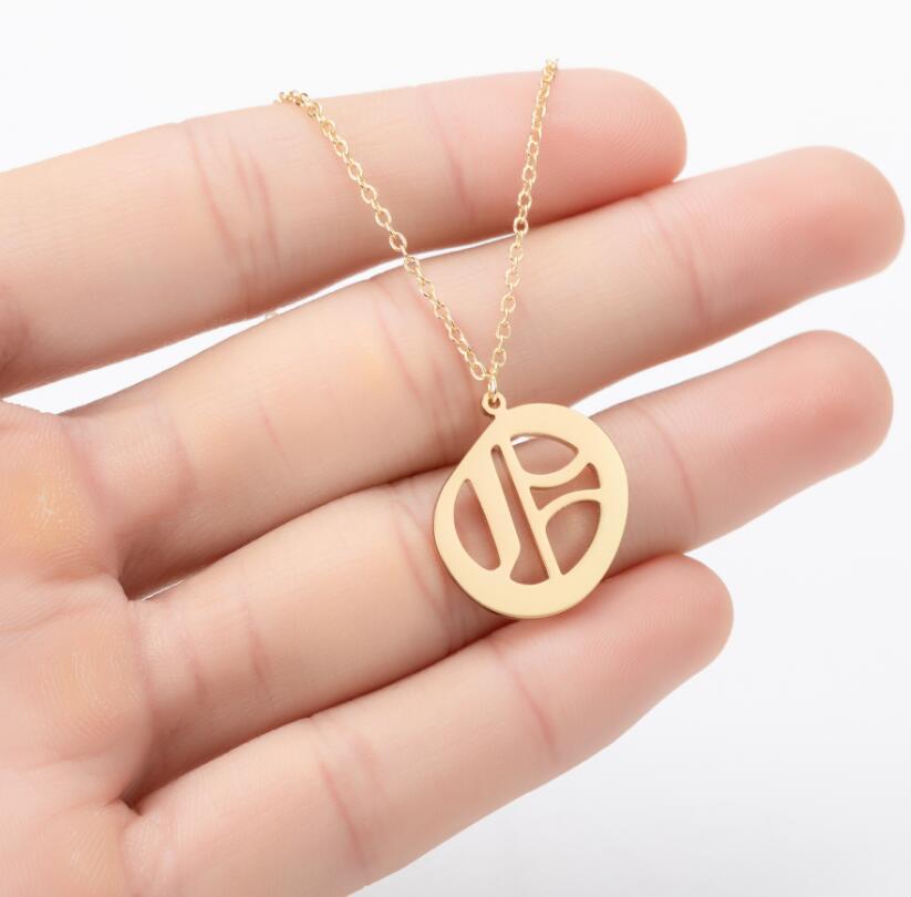 Collana con ciondolo a lettera alfabeto minimalista in acciaio inossidabile da donna