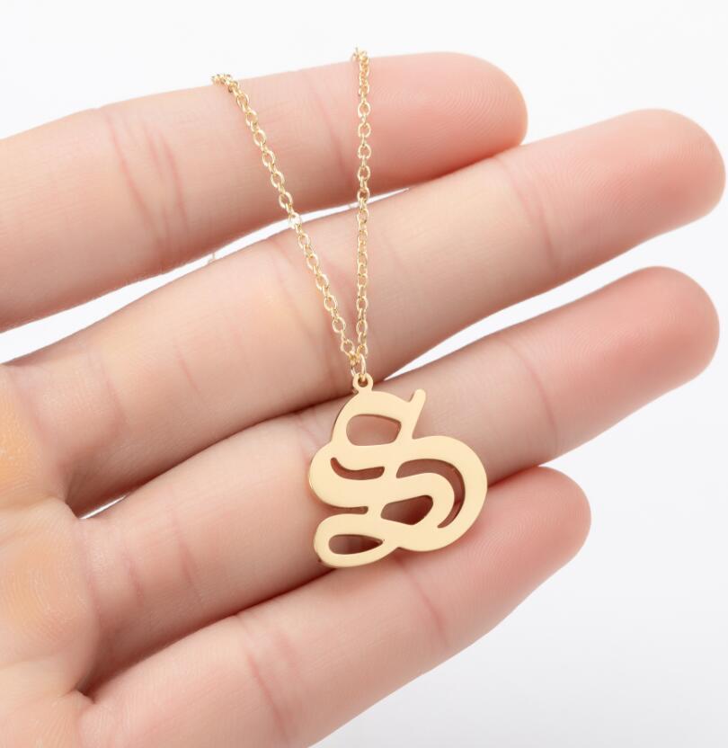 Collana con ciondolo a lettera alfabeto minimalista in acciaio inossidabile da donna