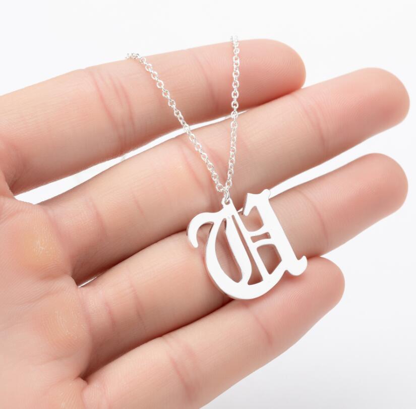 Collana con ciondolo a lettera alfabeto minimalista in acciaio inossidabile da donna