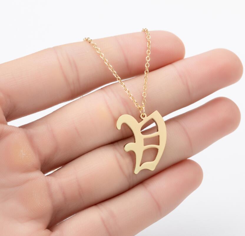 Collana con ciondolo a lettera alfabeto minimalista in acciaio inossidabile da donna