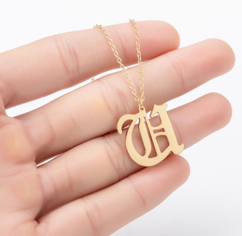 Collana con ciondolo a lettera alfabeto minimalista in acciaio inossidabile da donna