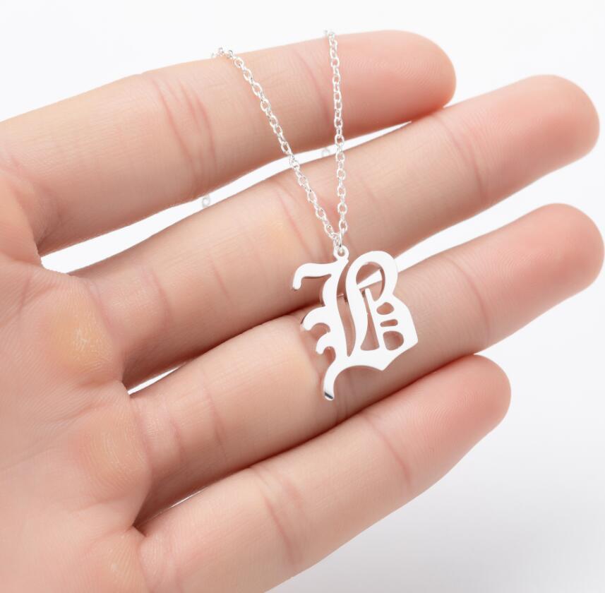 Collana con ciondolo a lettera alfabeto minimalista in acciaio inossidabile da donna