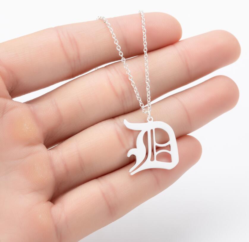 Collana con ciondolo a lettera alfabeto minimalista in acciaio inossidabile da donna