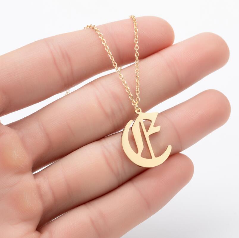 Collana con ciondolo a lettera alfabeto minimalista in acciaio inossidabile da donna