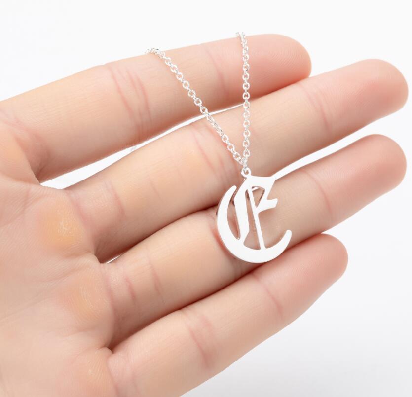 Collana con ciondolo a lettera alfabeto minimalista in acciaio inossidabile da donna