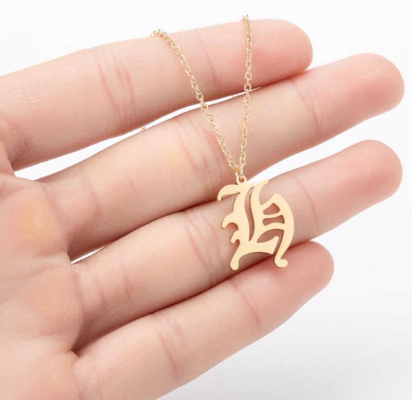 Collana con ciondolo a lettera alfabeto minimalista in acciaio inossidabile da donna