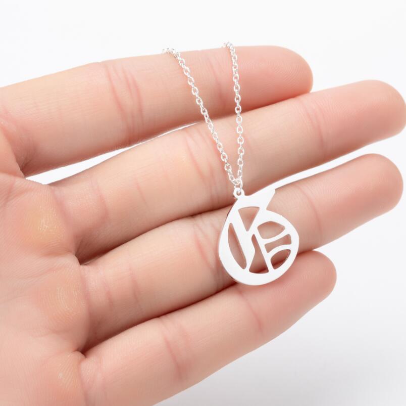 Collana con ciondolo a lettera alfabeto minimalista in acciaio inossidabile da donna