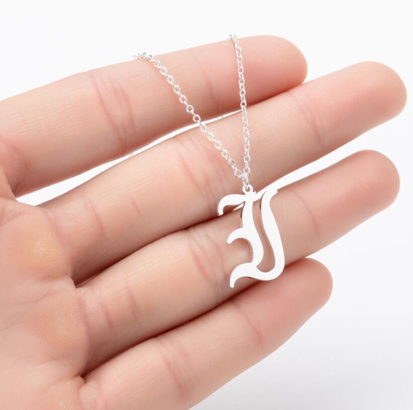 Collana con ciondolo a lettera alfabeto minimalista in acciaio inossidabile da donna