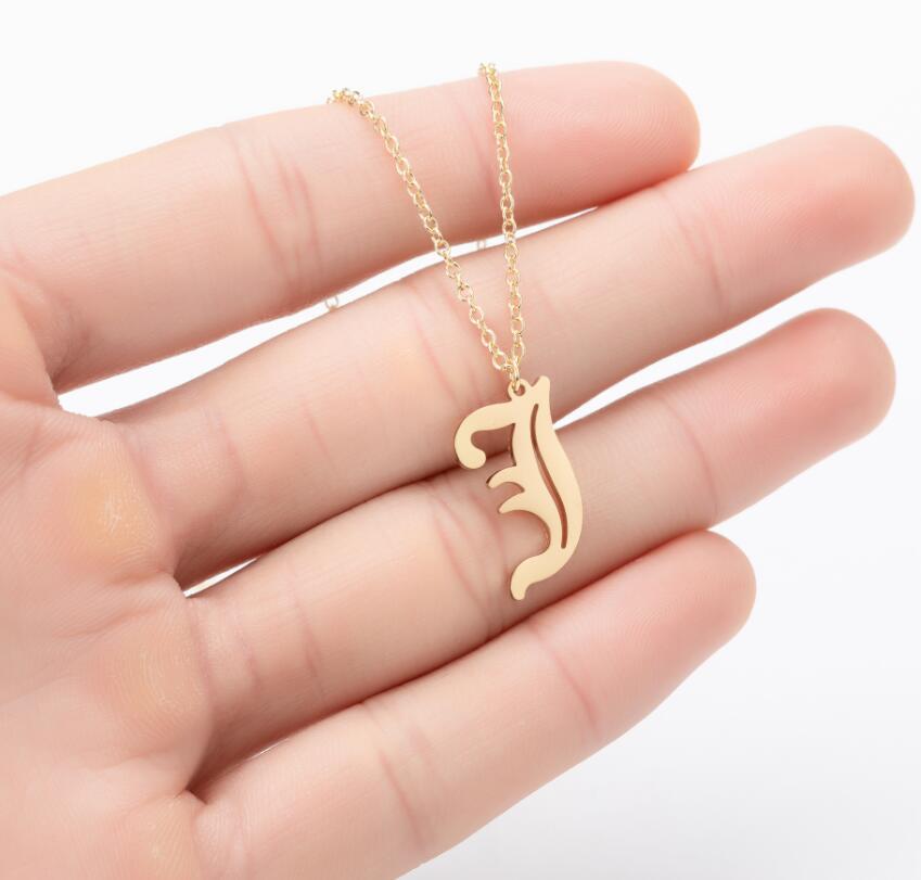Collana con ciondolo a lettera alfabeto minimalista in acciaio inossidabile da donna