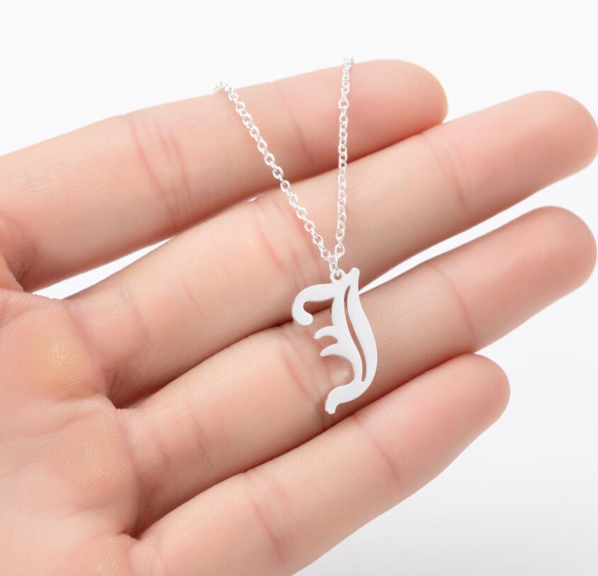 Collana con ciondolo a lettera alfabeto minimalista in acciaio inossidabile da donna