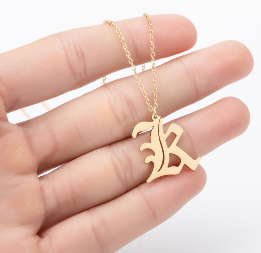 Collana con ciondolo a lettera alfabeto minimalista in acciaio inossidabile da donna