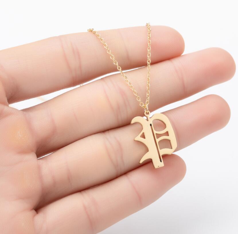 Collana con ciondolo a lettera alfabeto minimalista in acciaio inossidabile da donna