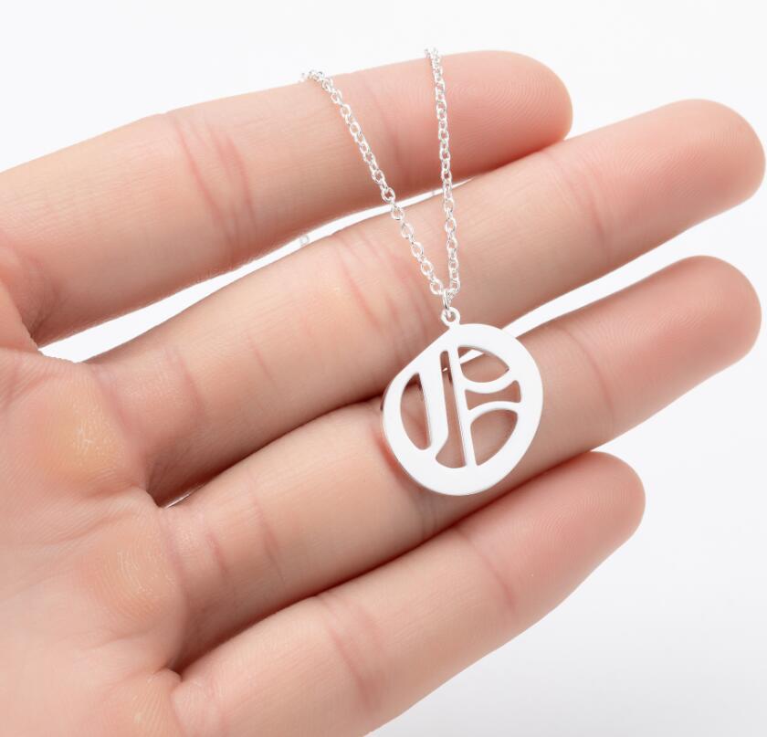 Collana con ciondolo a lettera alfabeto minimalista in acciaio inossidabile da donna