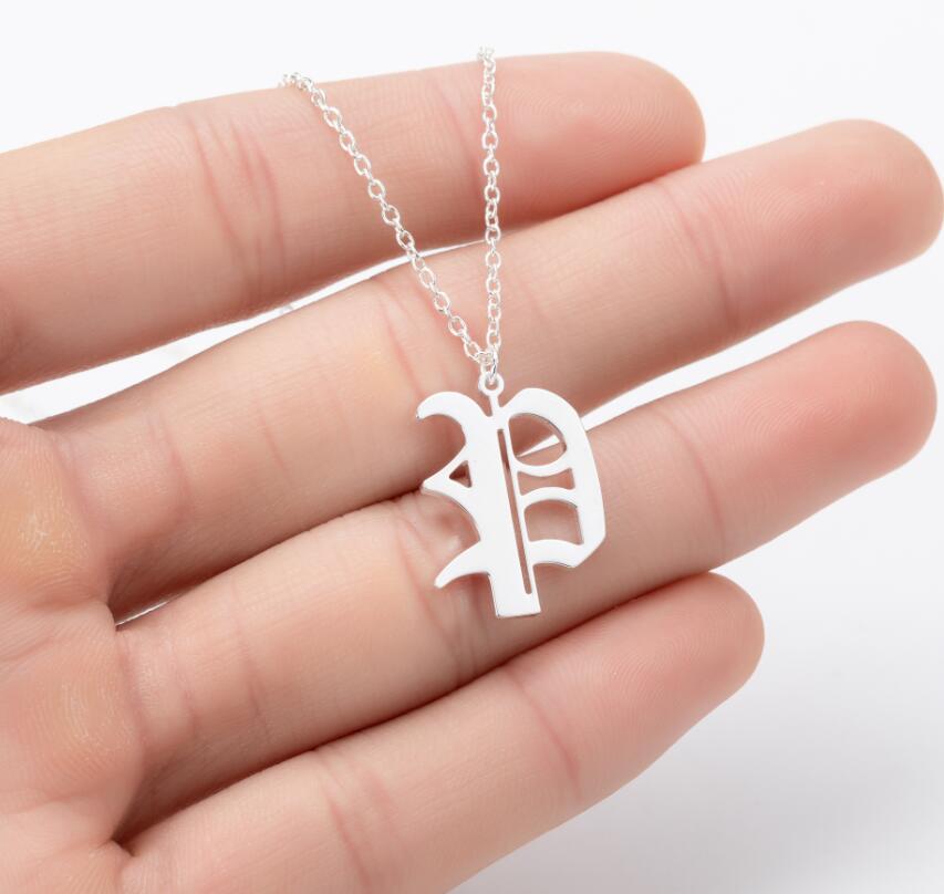 Collana con ciondolo a lettera alfabeto minimalista in acciaio inossidabile da donna