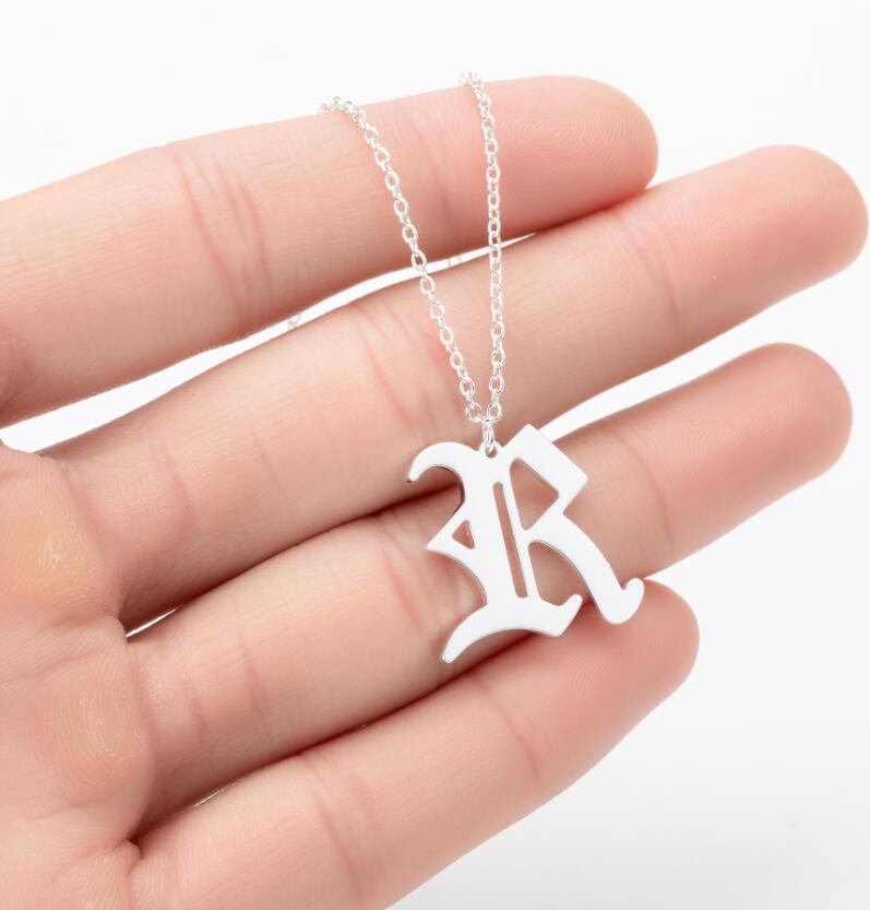 Collana con ciondolo a lettera alfabeto minimalista in acciaio inossidabile da donna