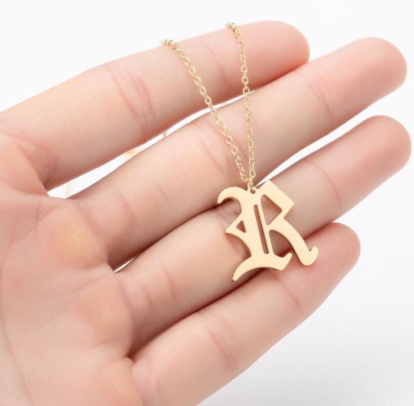 Collana con ciondolo a lettera alfabeto minimalista in acciaio inossidabile da donna