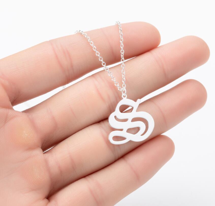 Collana con ciondolo a lettera alfabeto minimalista in acciaio inossidabile da donna