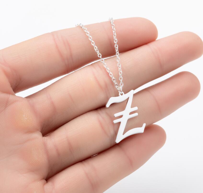 Collana con ciondolo a lettera alfabeto minimalista in acciaio inossidabile da donna