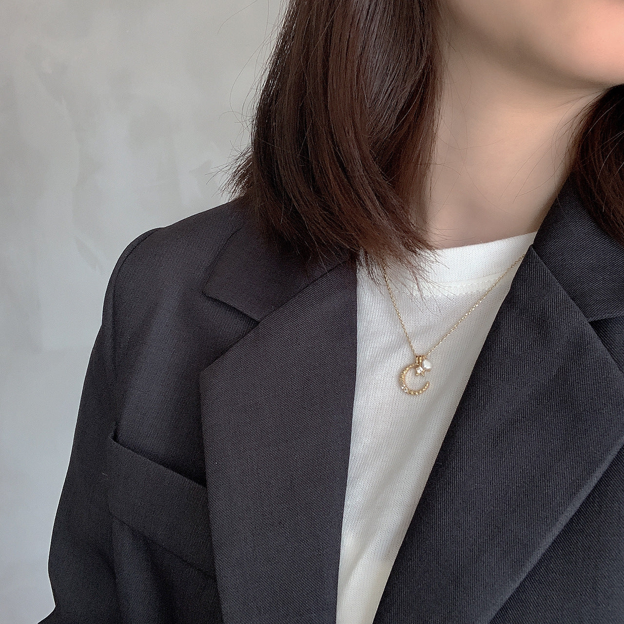 Collar minimalista de plata de ley 925 chapado en oro de 18 quilates con diseño geométrico de sol, luna y perla