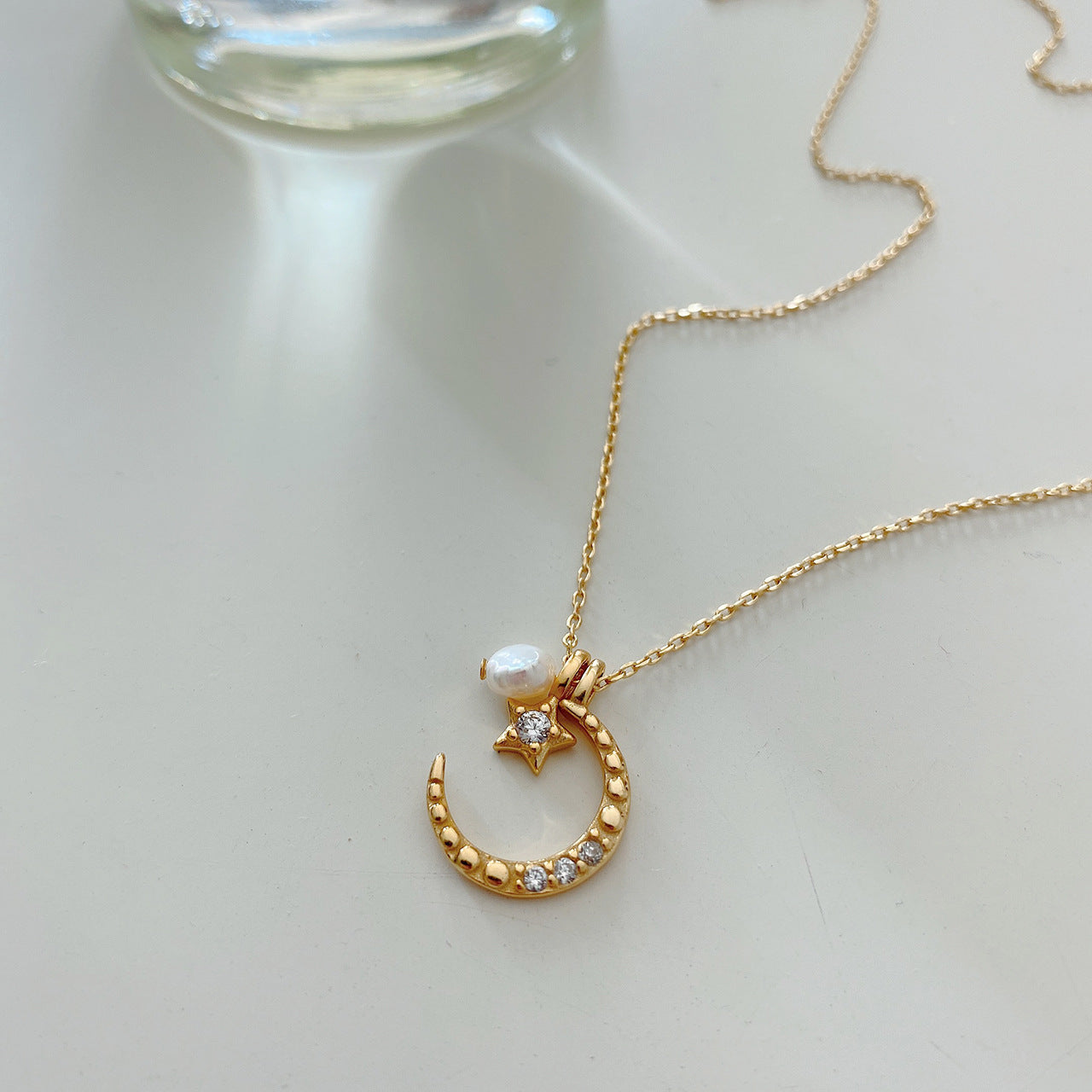Collar minimalista de plata de ley 925 chapado en oro de 18 quilates con diseño geométrico de sol, luna y perla