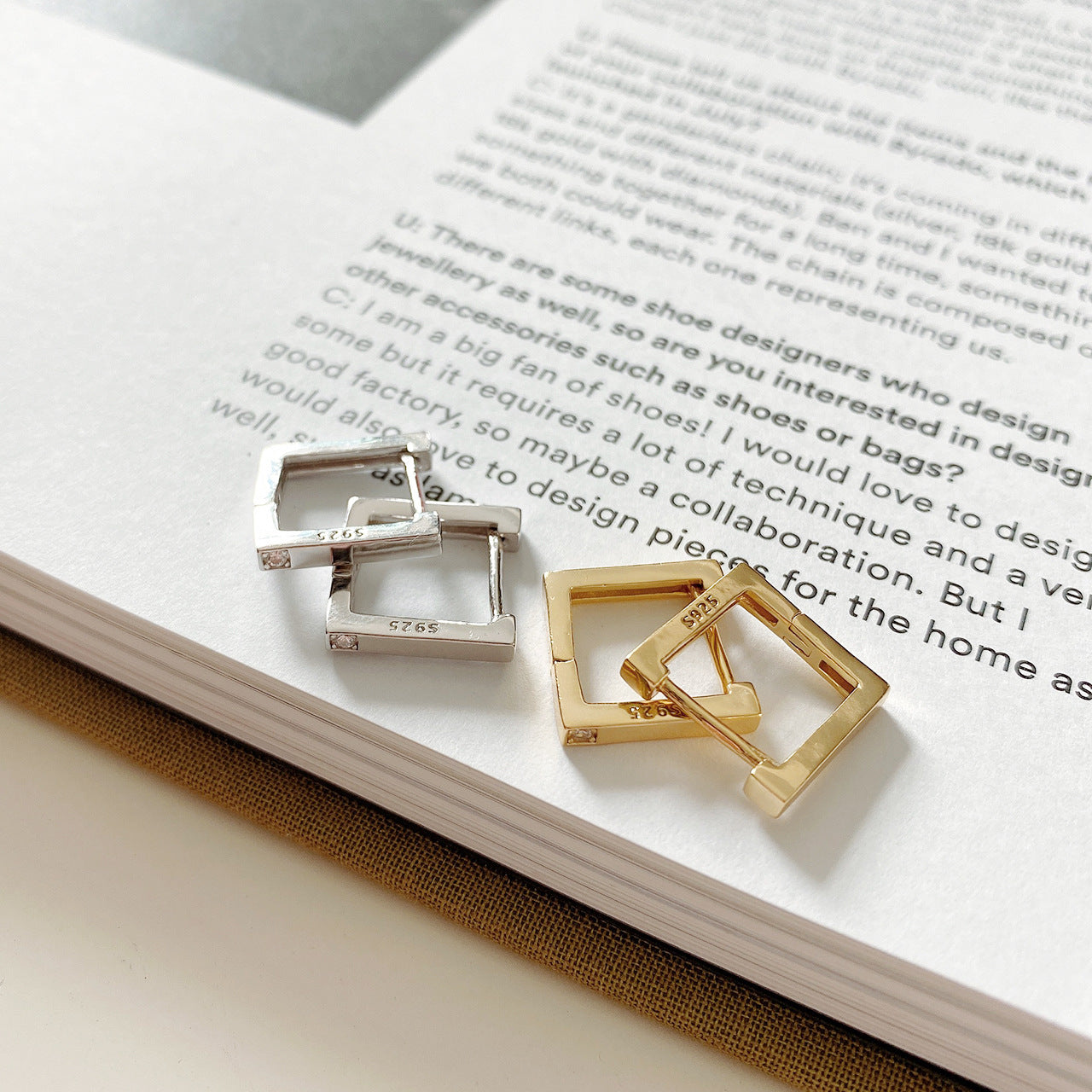 Pendientes minimalistas de plata de ley 925 con forma cuadrada de lágrima, con circonita cúbica incrustada y baño de oro