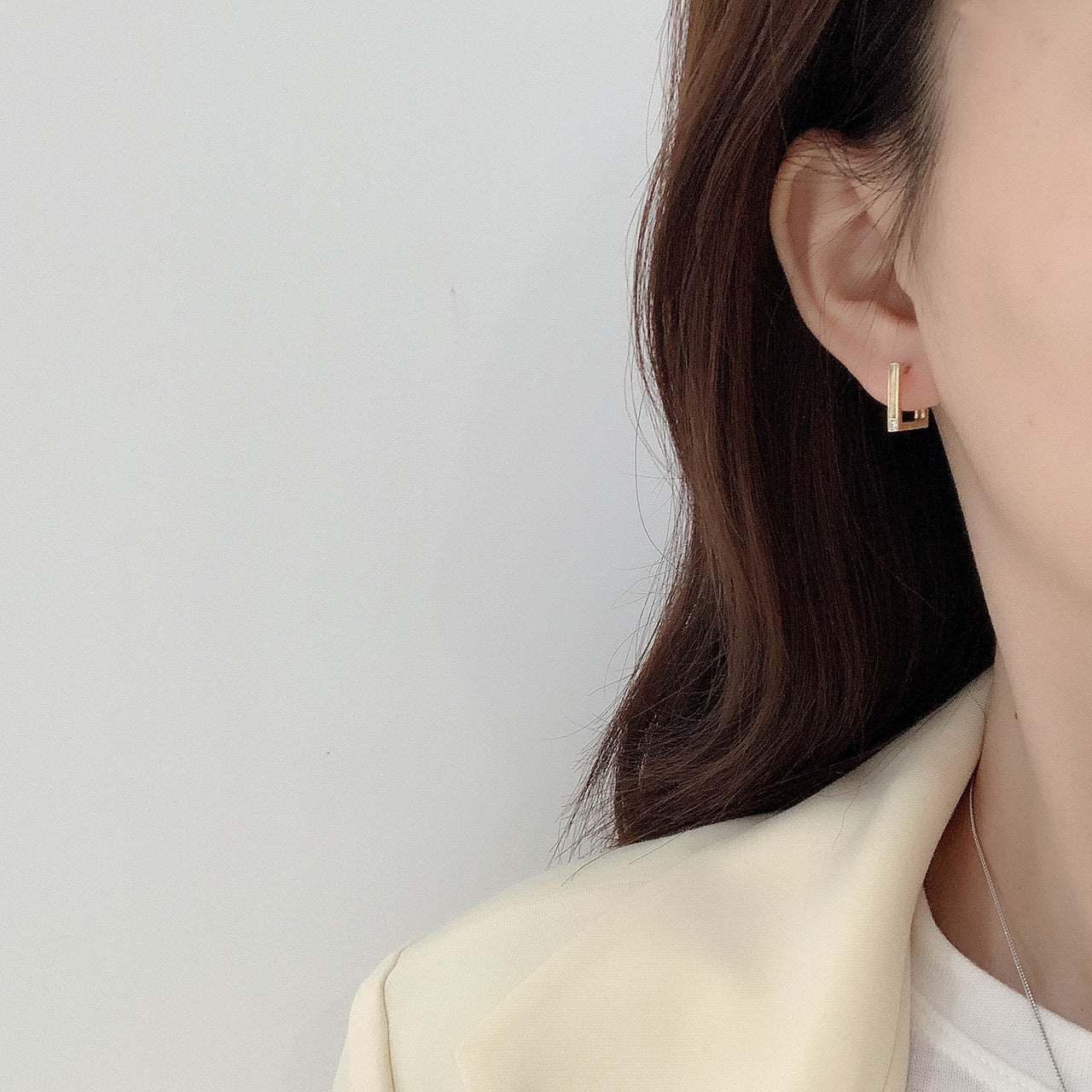 Pendientes minimalistas de plata de ley 925 con forma cuadrada de lágrima, con circonita cúbica incrustada y baño de oro