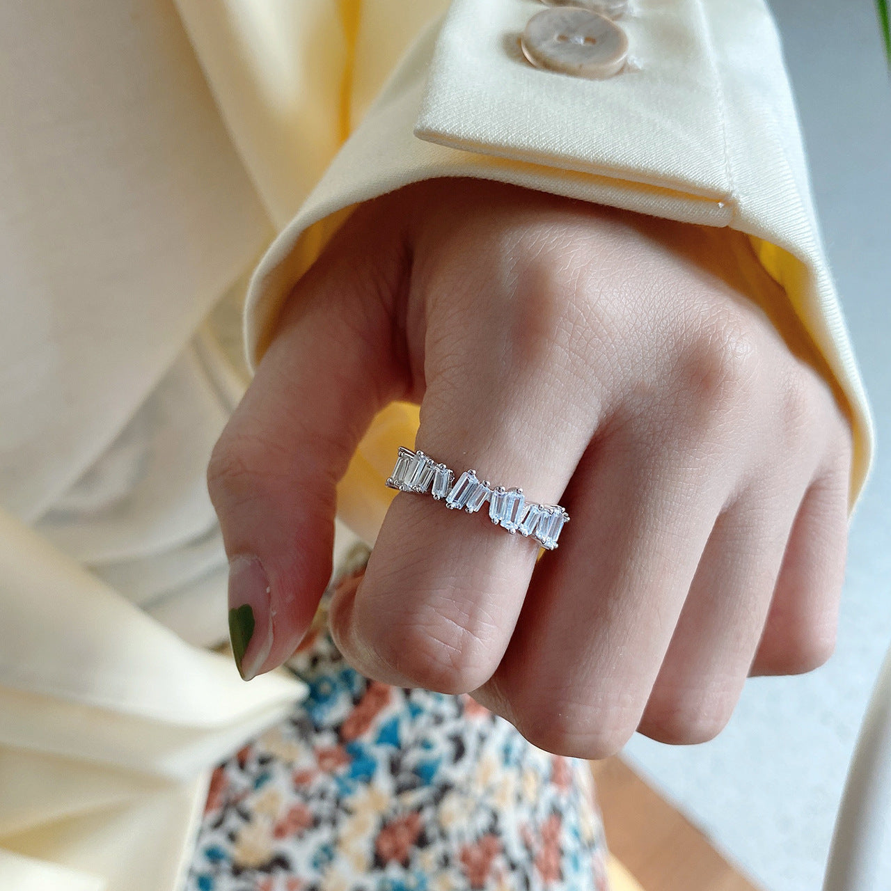 Anillo minimalista y elegante de plata de ley 925 con circonitas cúbicas geométricas incrustadas para mujer