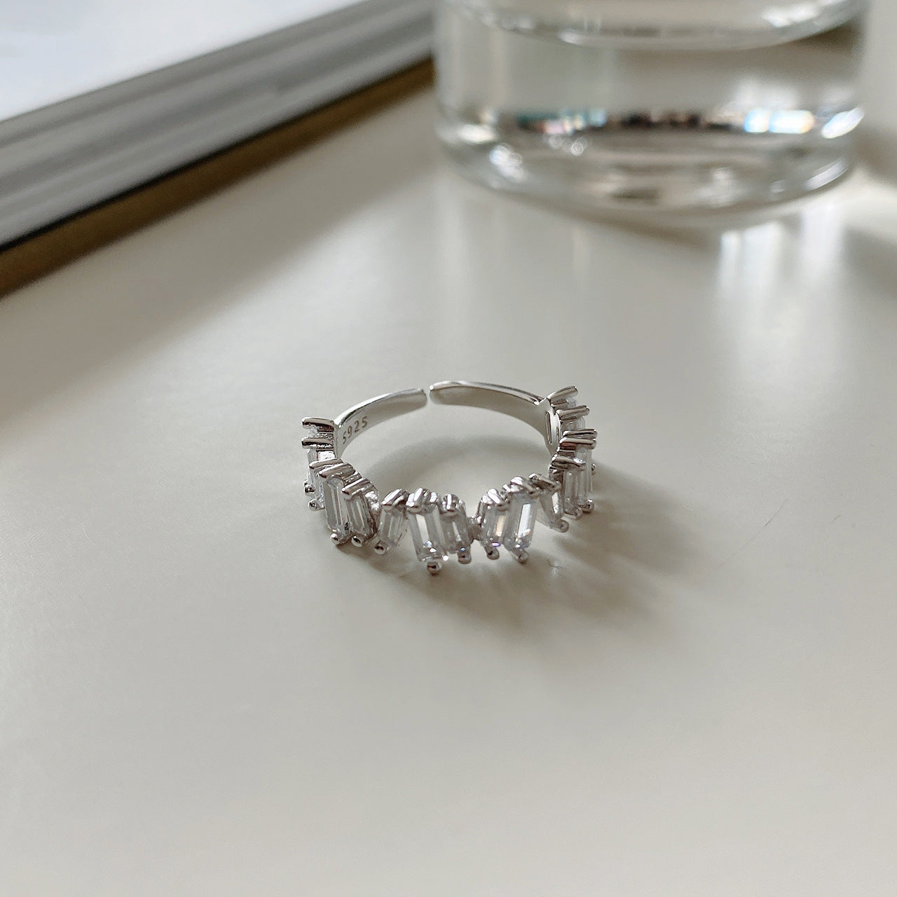 Anillo minimalista y elegante de plata de ley 925 con circonitas cúbicas geométricas incrustadas para mujer