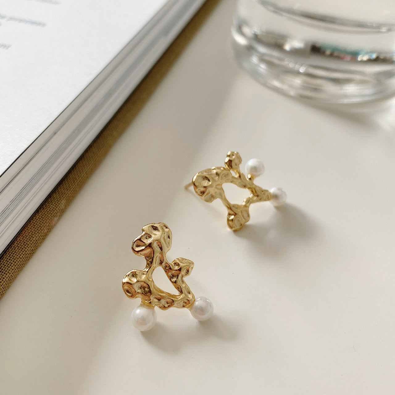 Eleganti Orecchini a Perno Minimalisti in Argento Sterling S925 Placcato con Perle Irregolari Testurizzate da Donna