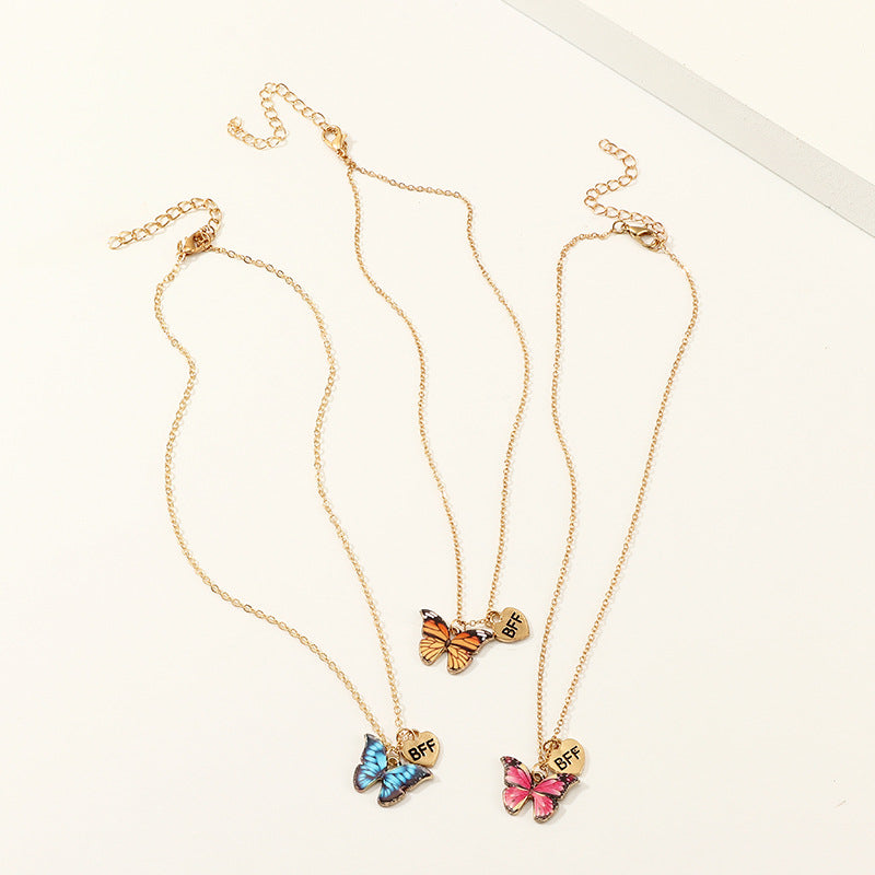 Collana con ciondolo a farfalla minimalista da donna in lega con finitura galvanica su catena a maglia forzatina
