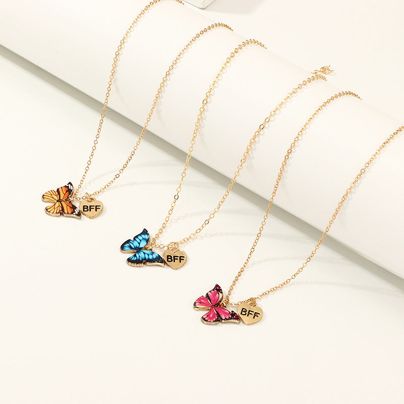 Collana con ciondolo a farfalla minimalista da donna in lega con finitura galvanica su catena a maglia forzatina