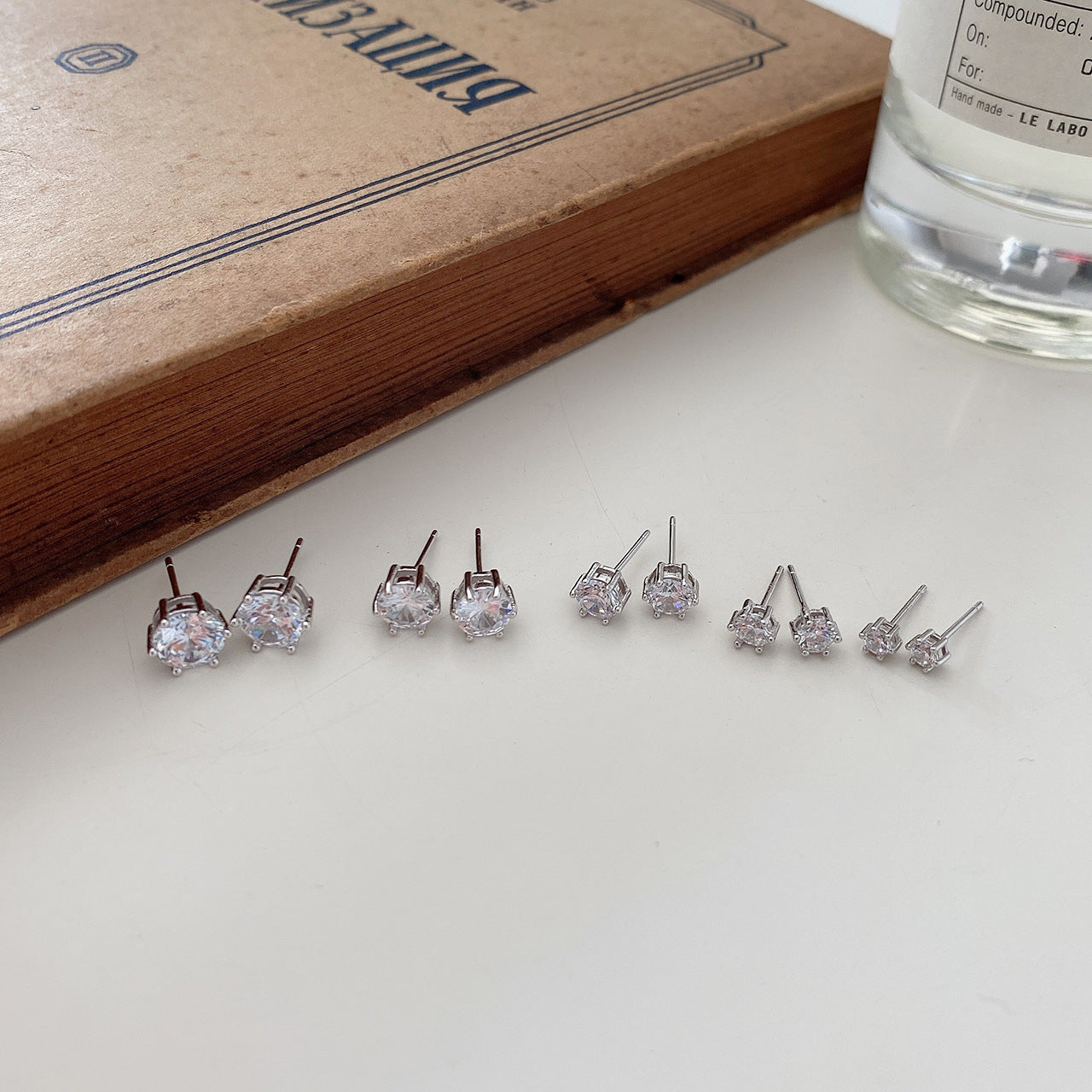 Orecchini a perno con zirconi cubici a goccia placcati oro bianco in argento sterling 925, eleganti e minimalisti