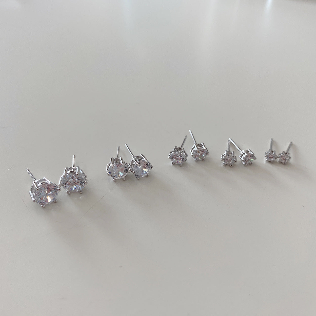 Orecchini a perno con zirconi cubici a goccia placcati oro bianco in argento sterling 925, eleganti e minimalisti
