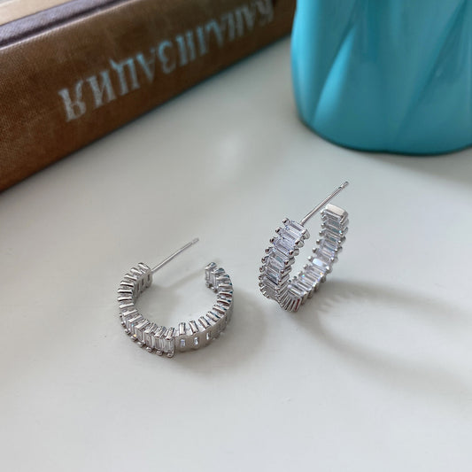 Orecchini da donna minimalisti di lusso a forma di C in argento sterling 925 con strass