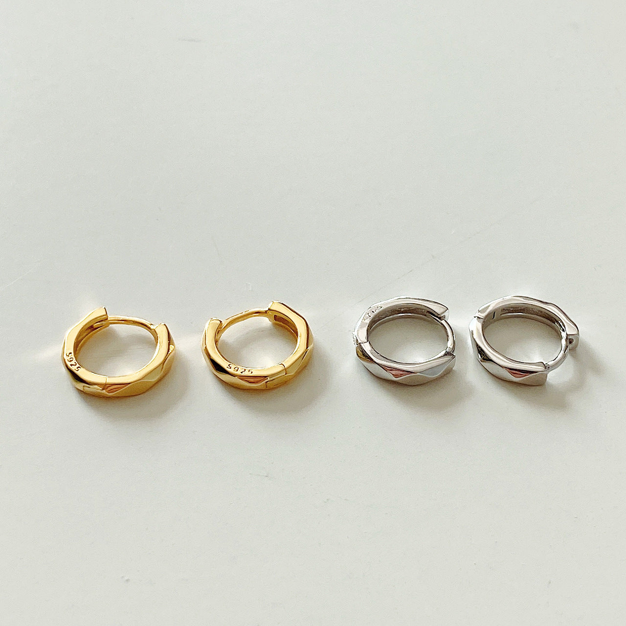 Pendientes minimalistas de plata de ley 925 con circonita cúbica geométrica en forma de lágrima bañados en oro