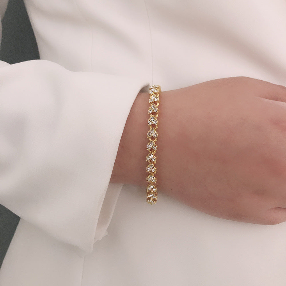 Bracciale geometrico in lega, dolce e spigoloso, con dettagli a cuore in strass per donna, gioiello da mano di lusso minimalista elettroplaccato