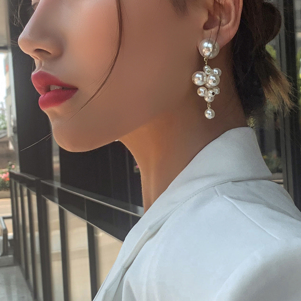 Pendientes largos geométricos modernos con perlas de imitación estilo coreano en racimo de uvas para mujer